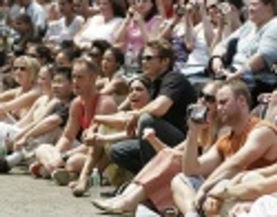 Rosario and Jason watching the show Photo