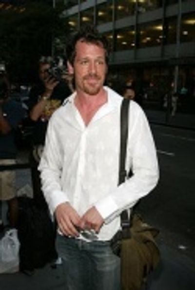 Darren Pettie Photo