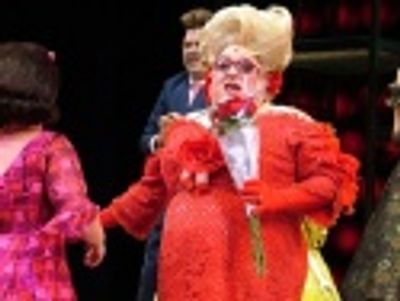 Bruce, with roses, takes his bow Photo