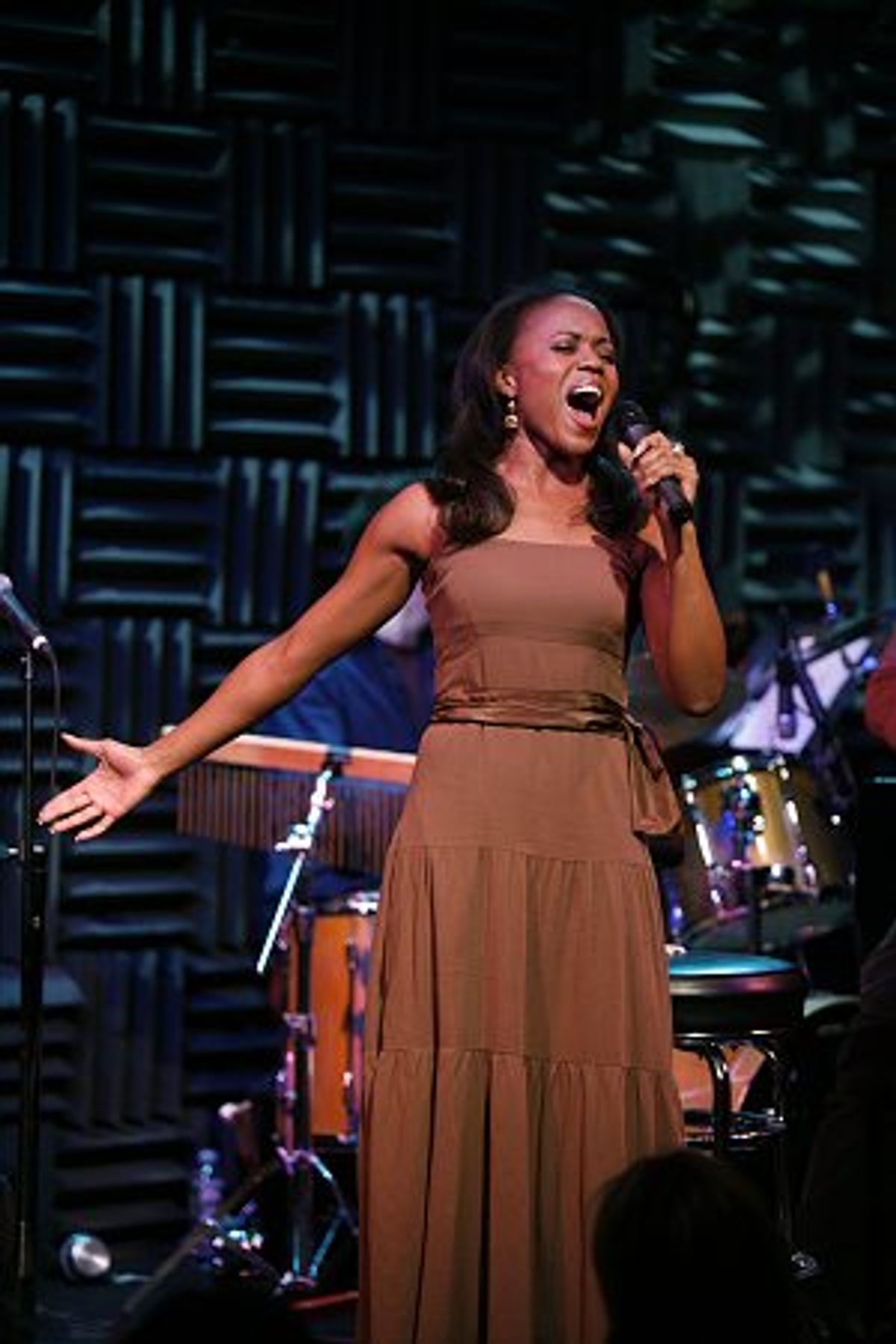 Nikki Renee Daniels reminded the audience that 'there's no place like home'
for the holidays, with a full-throttle 'Home' from The Wiz.
The audience erupted into wild applause as she knocked the song
into the stratosphere... at 