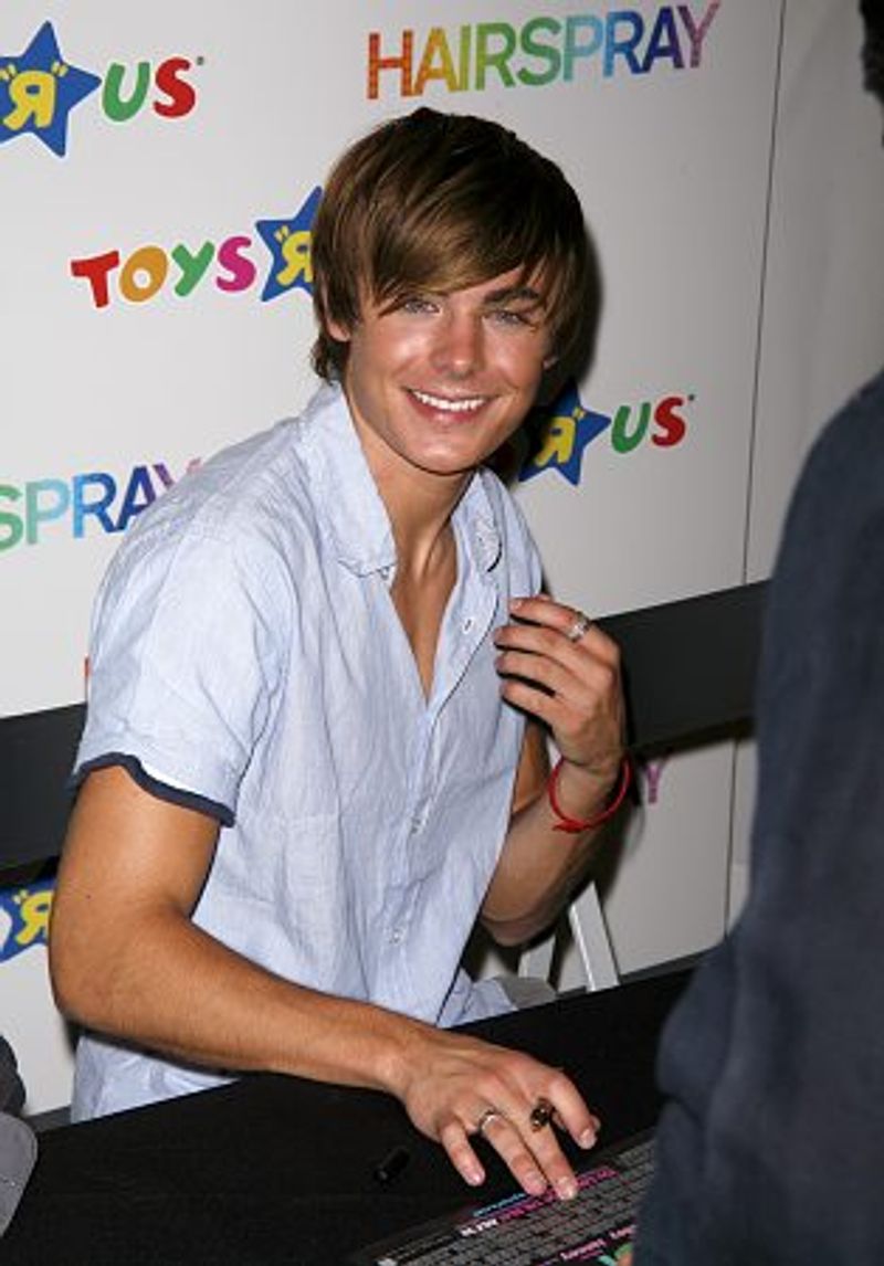 Photo Coverage: Hairspray Dolls at Toys 'R' Us — photo 33 of 44