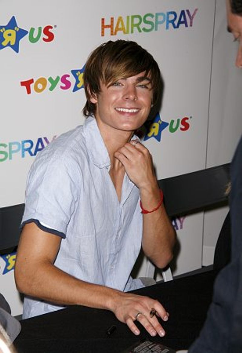 Photo Coverage: Hairspray Dolls at Toys 'R' Us — photo 34 of 44