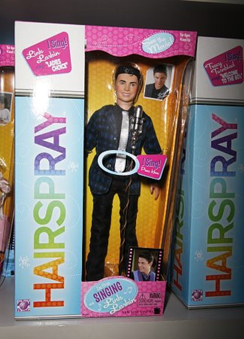 Photo Coverage: Hairspray Dolls at Toys 'R' Us — photo 3 of 44