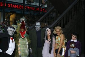l-r: Al Roker, Tiki Barber, Matt Lauer, Meredith Viera, Hoda Kotb and Natalie Morales @ BroadwayWorld l-r: Al Roker, Tiki Barber, Matt Lauer, Meredith Viera, Hoda Kotb and Natalie Morales Photo