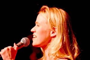 Lauren Kennedy Photo