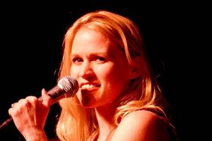 Lauren Kennedy Photo