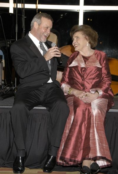 Ron Raines sings to Patricia Neal Photo