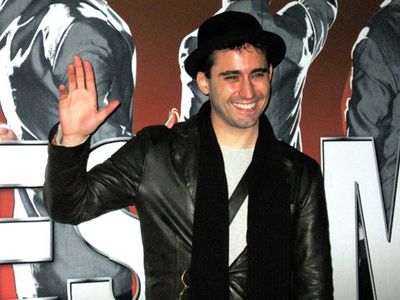 John Lloyd Young waves farewell Photo