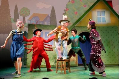 Lee Markham and Kelly Felthous with the cast of Theatreworks USA Max & Ruby Photo