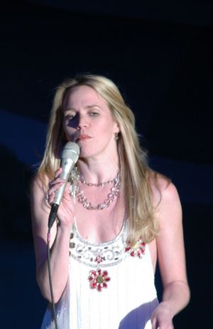 Lauren Kennedy Photo