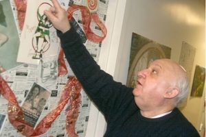 Gerry Vichi pointing out the finer points of his door @ BroadwayWorld Gerry Vichi pointing out the finer points of his door Photo