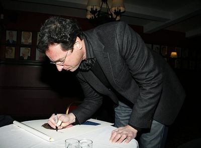 Bob Saget autographs his caricature
 Photo