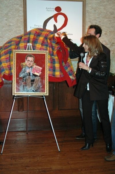 Valerie Smaldone unveils the portrait
 Photo