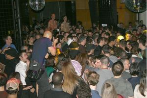 The huge crowd of fans with Idina Menzel somewhere in the middle Photo