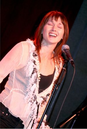 Lari White Photo