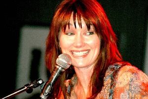 Lari White Photo