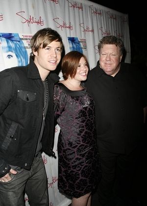 Ashley Parker Angel, Shannon Durig and George Wendt
@ BroadwayWorld Ashley Parker Angel, Shannon Durig and George Wendt
Photo