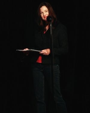 Annette O'Toole reads Pamela Anderson
 Photo