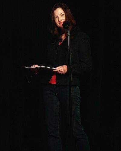 Annette O'Toole reads Pamela Anderson
 Photo