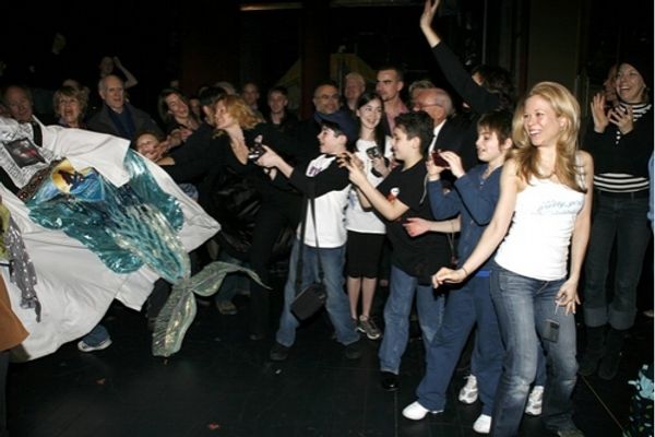 The crowd cheers on Steve Konopelski  Photo