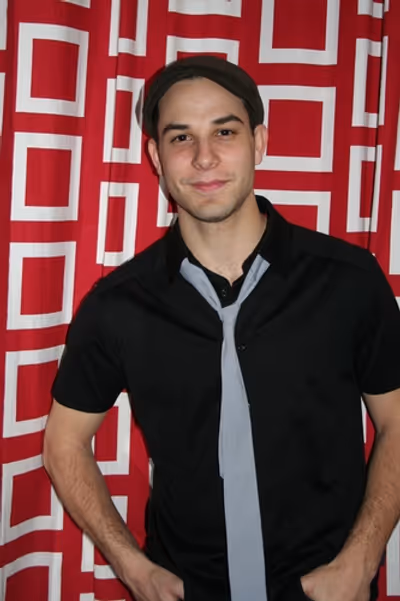 Skylar Astin Photo