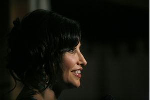 Gina Gershon

 Photo