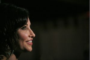 Gina Gershon

 Photo