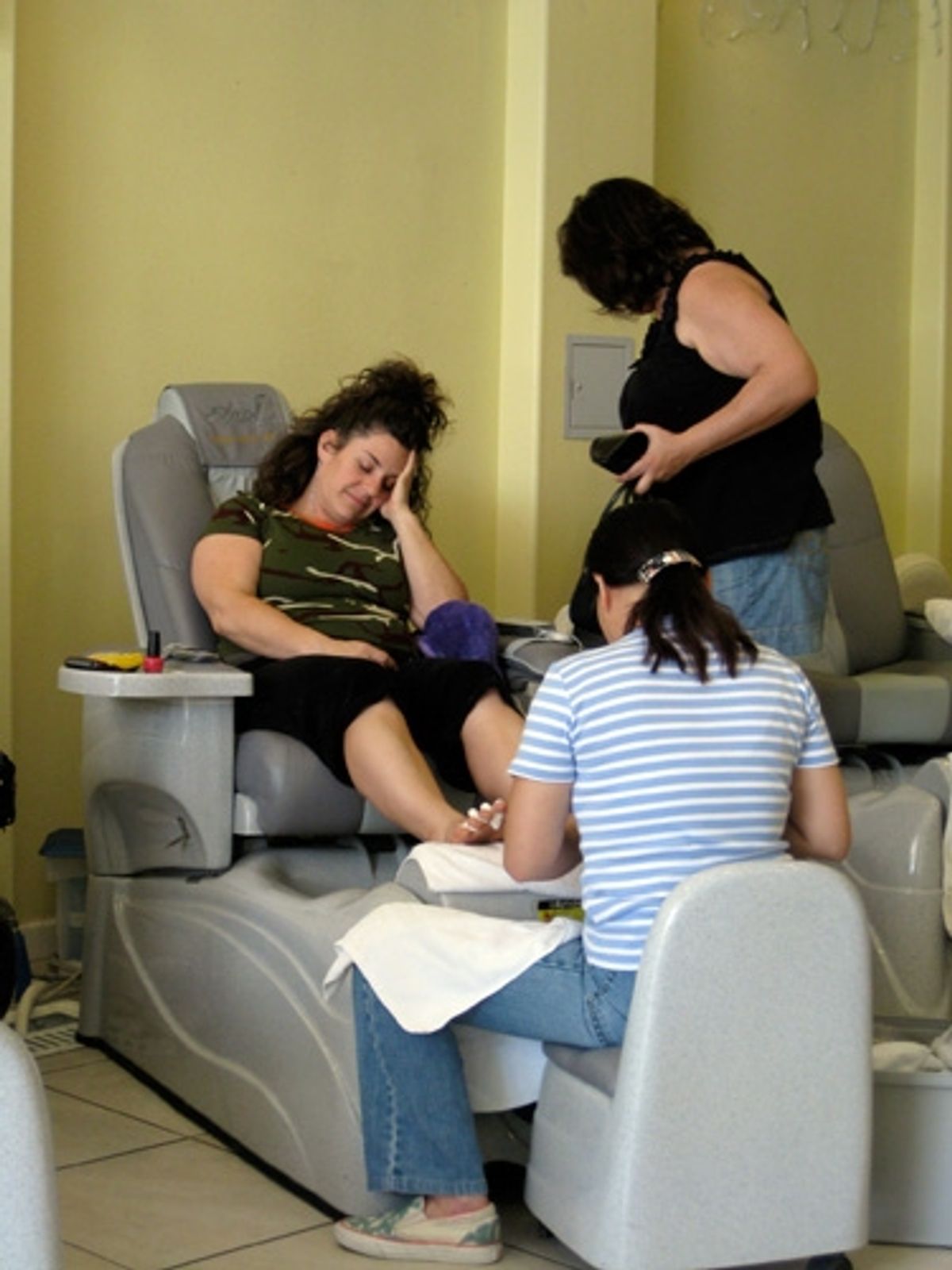 Marissa Jaret Winokur: 'Taking a second to scrub my gross beat up feet!' at 