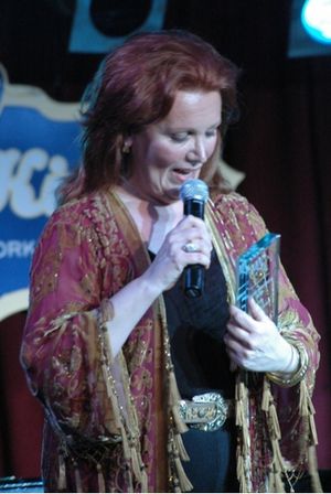 Maureen McGovern holding her award Photo