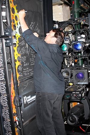 Dan Aykroyd signs the cast wall Photo