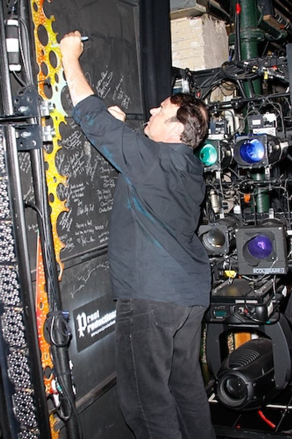 Dan Aykroyd signs the cast wall Photo
