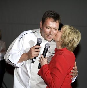 Florence Henderson thanks top chef Yves Fournier Photo