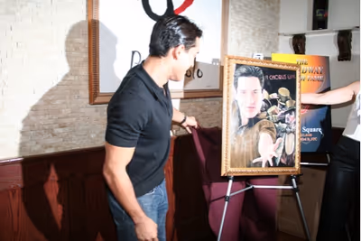 Mario Lopez Unveils his portrait! Photo