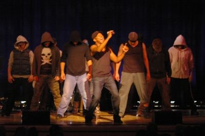 Darius de Haas and the ensemble
 Photo