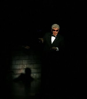 Tony Roberts
 Photo