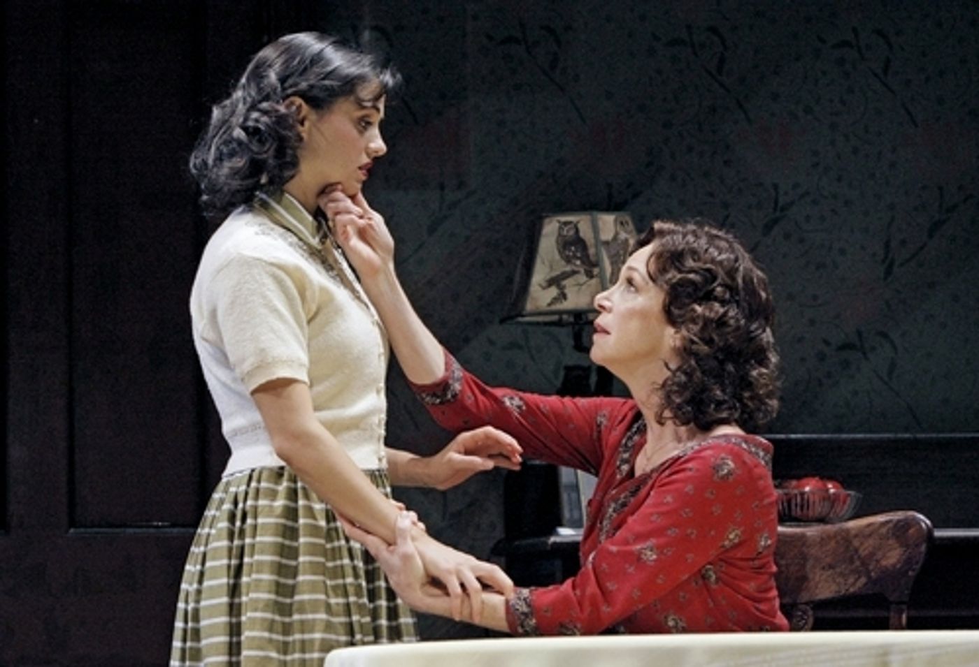 Photo Flash: 'A View from the Bridge' at the Guthrie Photo Flash: 'A View from the Bridge' at the Guthrie Image