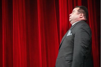 Contestant Bob Greenberg duplicates the famous Hitchcock side profile

 Photo