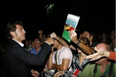 Javier Bardem greets the crowd

 Photo
