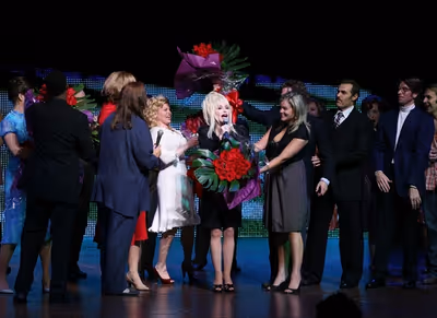 Dolly Parton and the cast  Photo