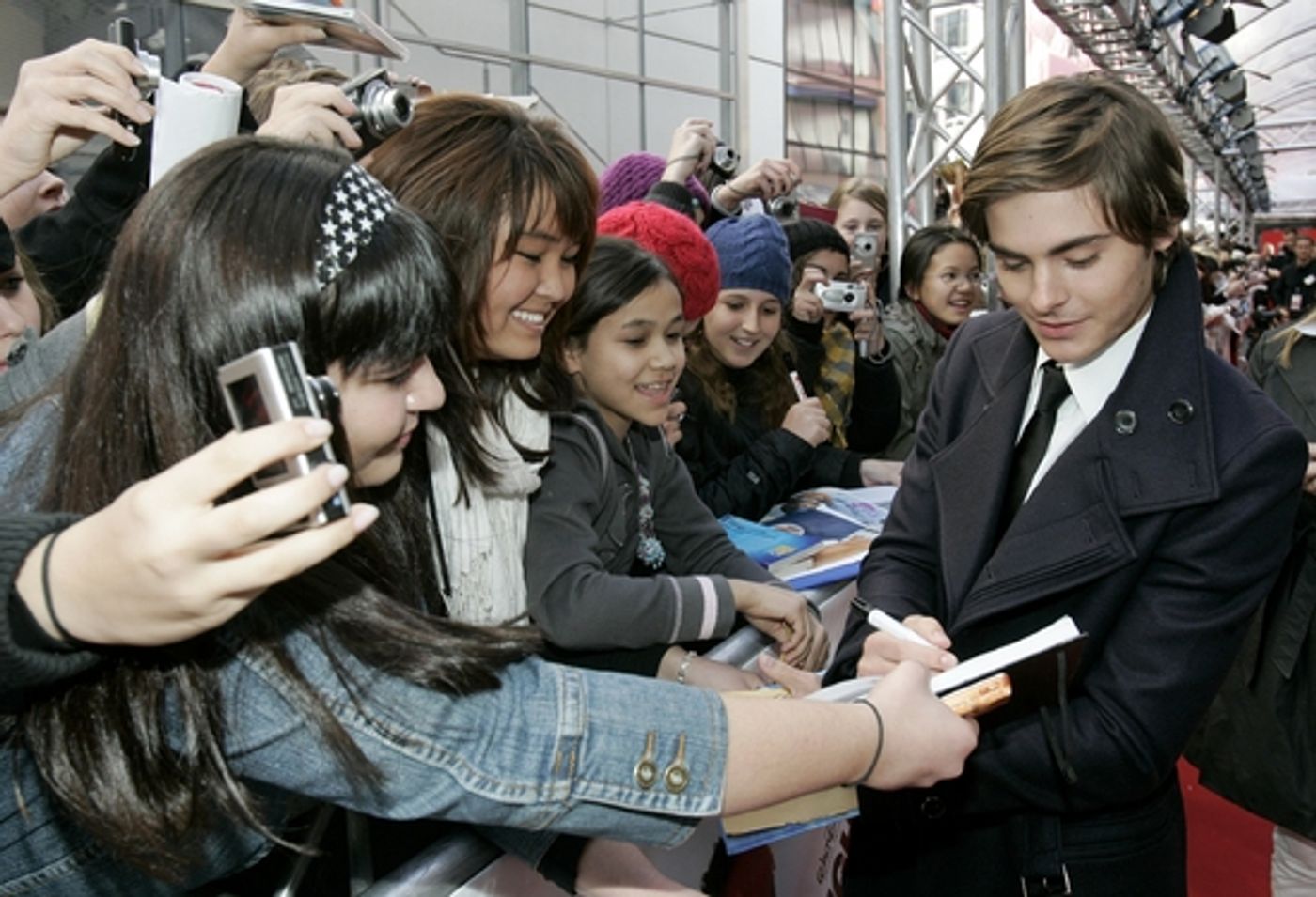 Photo Flash: Disney's 'High School Musical 3' Opens in Munich, Germany  Image