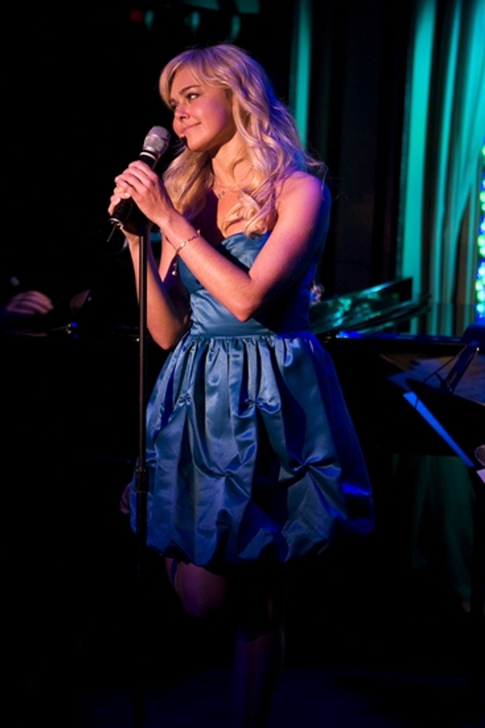 Photo Coverage: Laura Bell Bundy Performs JUST ME at Feinsteins — photo 7 of 15
