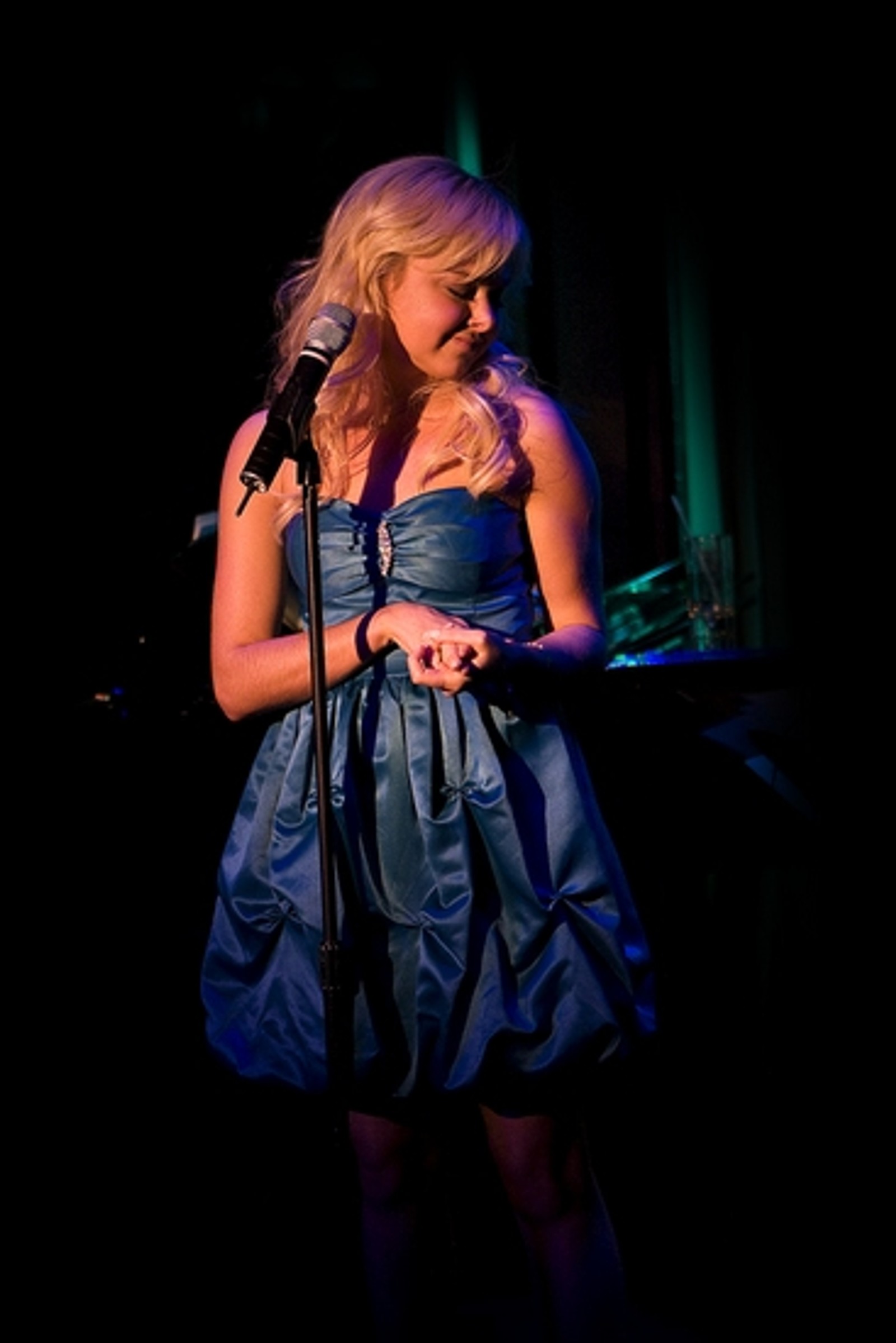 Photo Coverage: Laura Bell Bundy Performs JUST ME at Feinsteins — photo 4 of 15