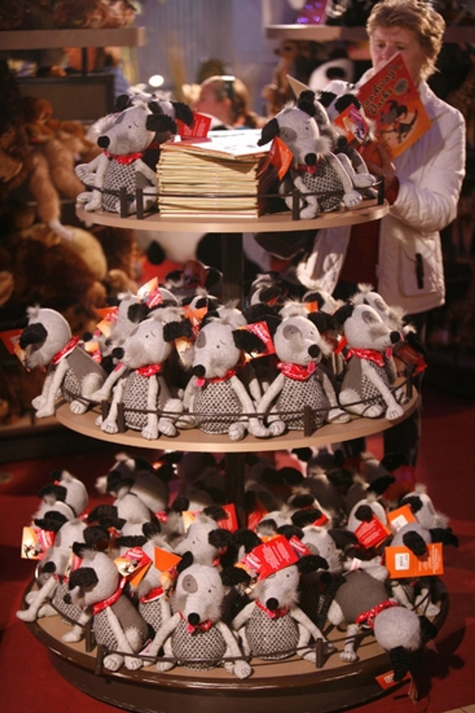 Photo Coverage: Bernadette Peters Debuts 'Kramer' at FAO Schwarz — photo 48 of 49
