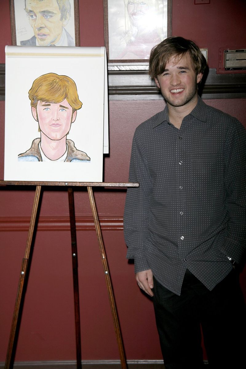 Photo Coverage: AMERICAN BUFFALO Stars View Sardi's Portraits — photo 14 of 32