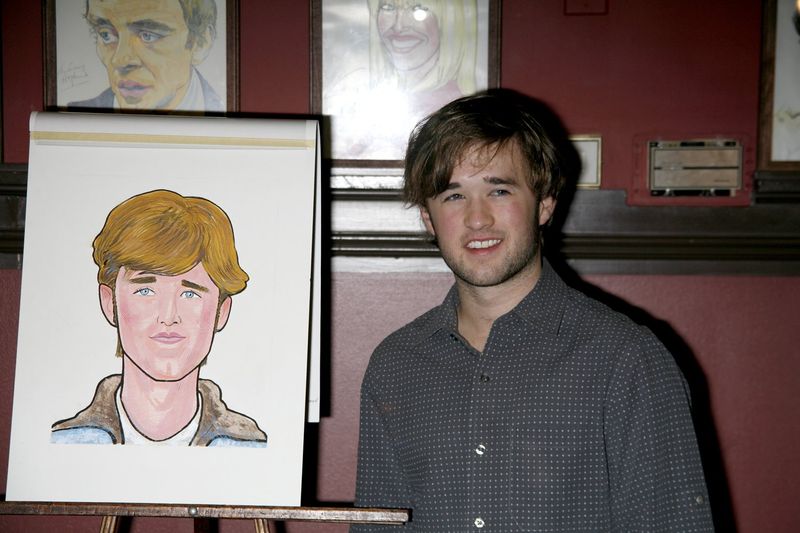 Photo Coverage: AMERICAN BUFFALO Stars View Sardi's Portraits — photo 13 of 32