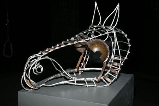 Photo Coverage: EQUUS Unveils Original 'Horse Head' Prop — photo 1 of 39