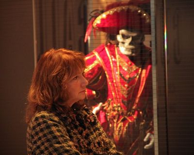 Jacqueline Z. Davis with Masque of the Red Death costume in Phantom of the Opera (des Photo