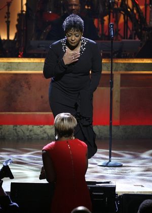 Anita Baker pays tribute to Mary J. Blige in song

 Photo
