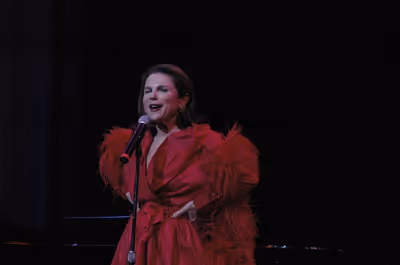 Tovah Feldshuh Photo