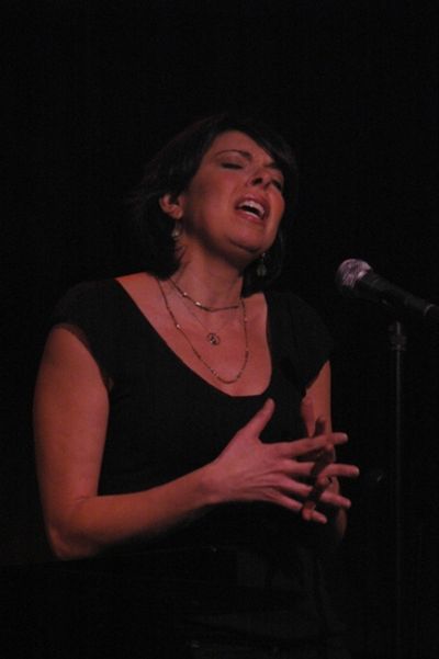 Jill Abramovitz singing Music That Makes Me Dance Photo